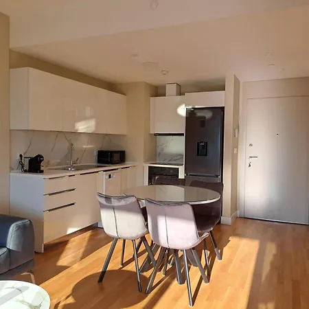 Anika Luxury At Diamond Center Apartment *