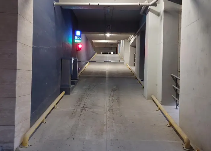 Anika Luxury At Diamond Center Apartment